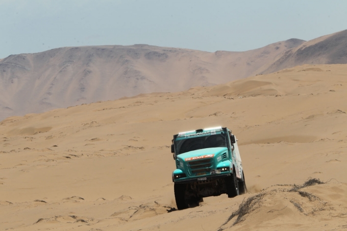 Dakar Rally 2014: Stuivertje wisselen bij de trucks, De Rooy wint elfde etappe na spektakelstuk